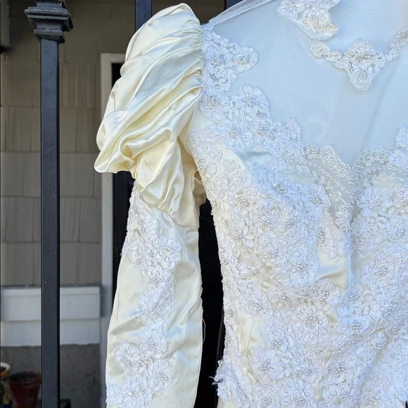 Vintage Elegant Ivory Wedding Dress with Train
size 2 - Picture 4 of 9